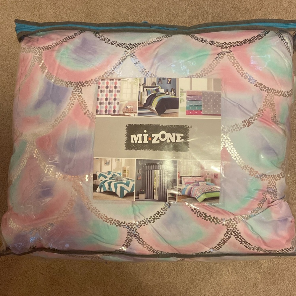 Mi Zone Phoebe Metallic Printed Reversible Comforter Set- twin/twin XL